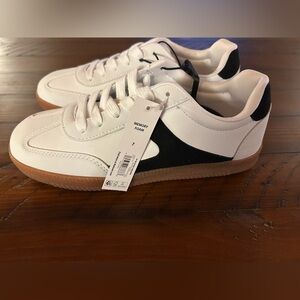 Women’s sz 7 NWT White and Black Sneakers, memory foam, retro looking